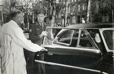 501934 Afbeelding van het vertrek van Prinses Beatrix per auto uit het Stads- en Academisch Ziekenhuis (S.A.Z.U., ...